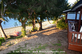 picture showing the bungalow right on Muri Beach